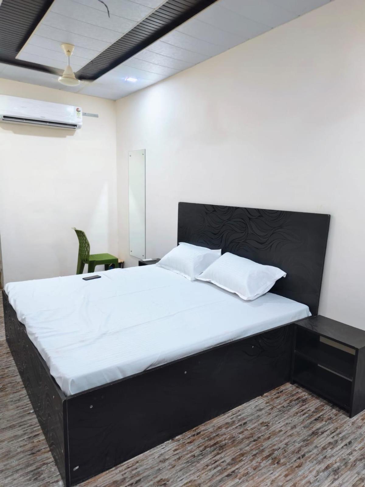 Hotel Crystal Dreams Mathura Extérieur photo