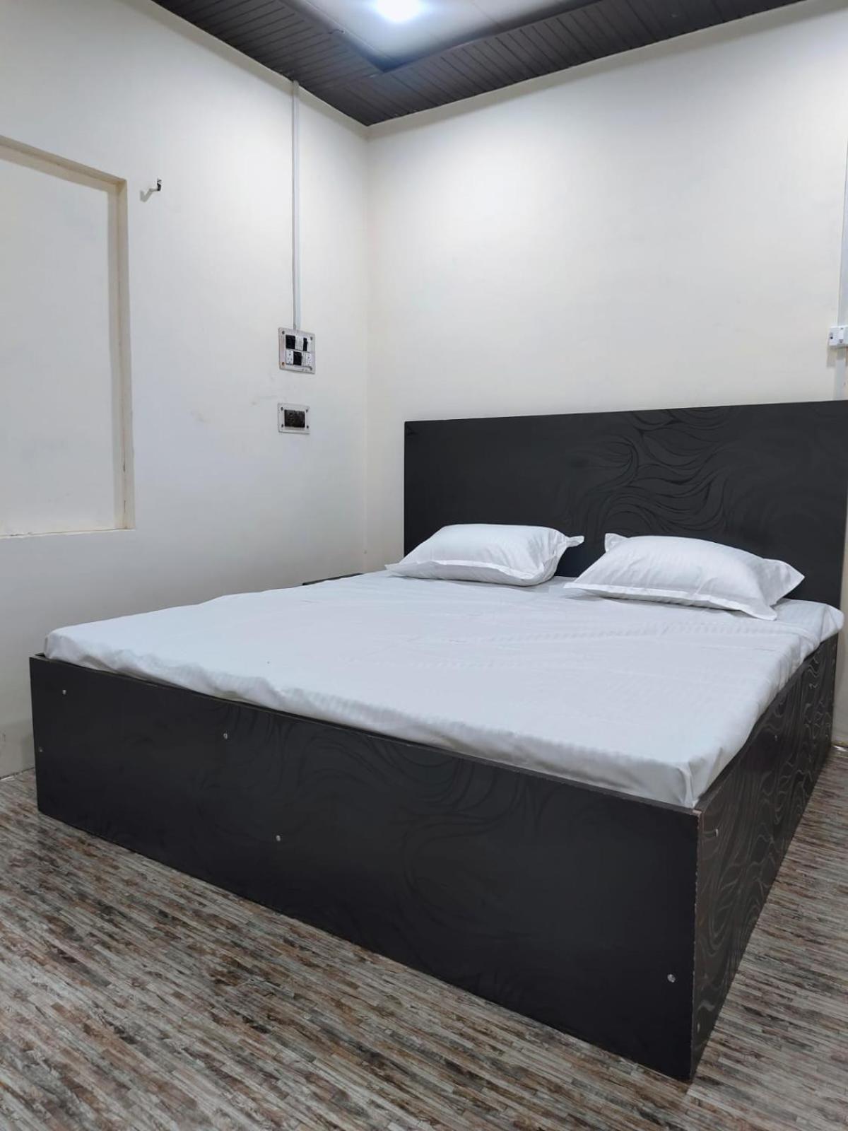 Hotel Crystal Dreams Mathura Extérieur photo