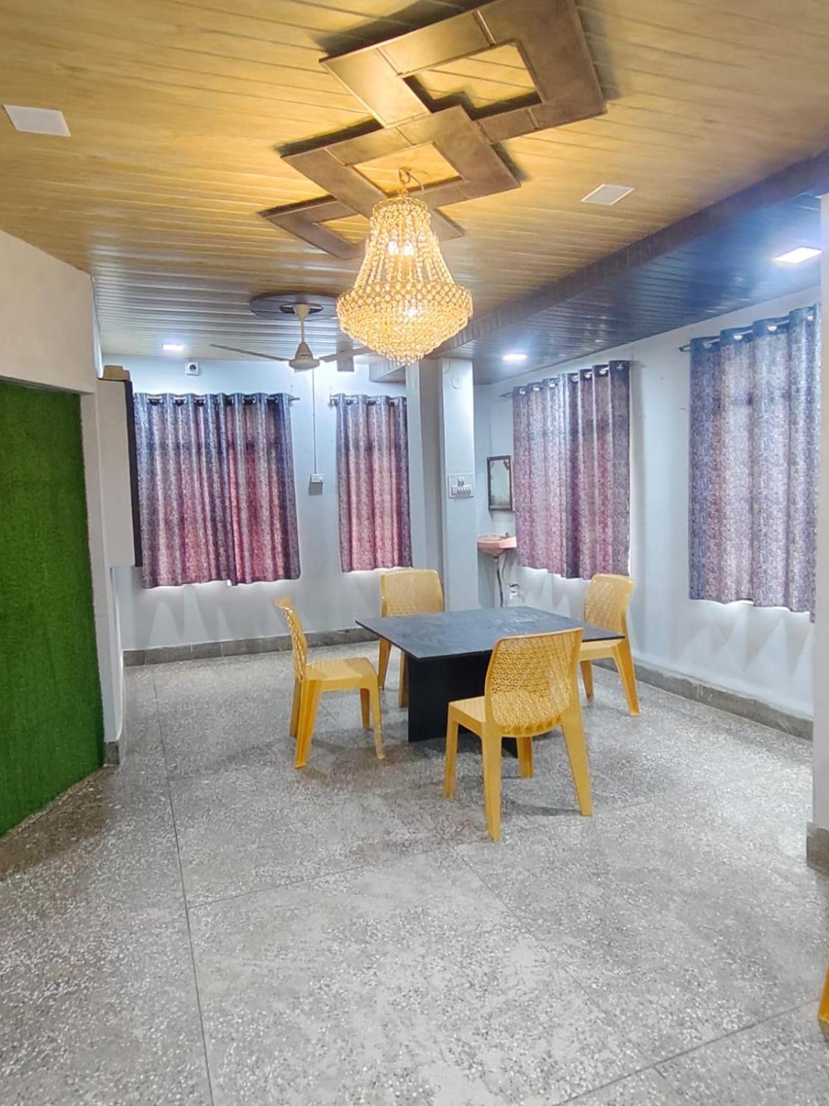 Hotel Crystal Dreams Mathura Extérieur photo