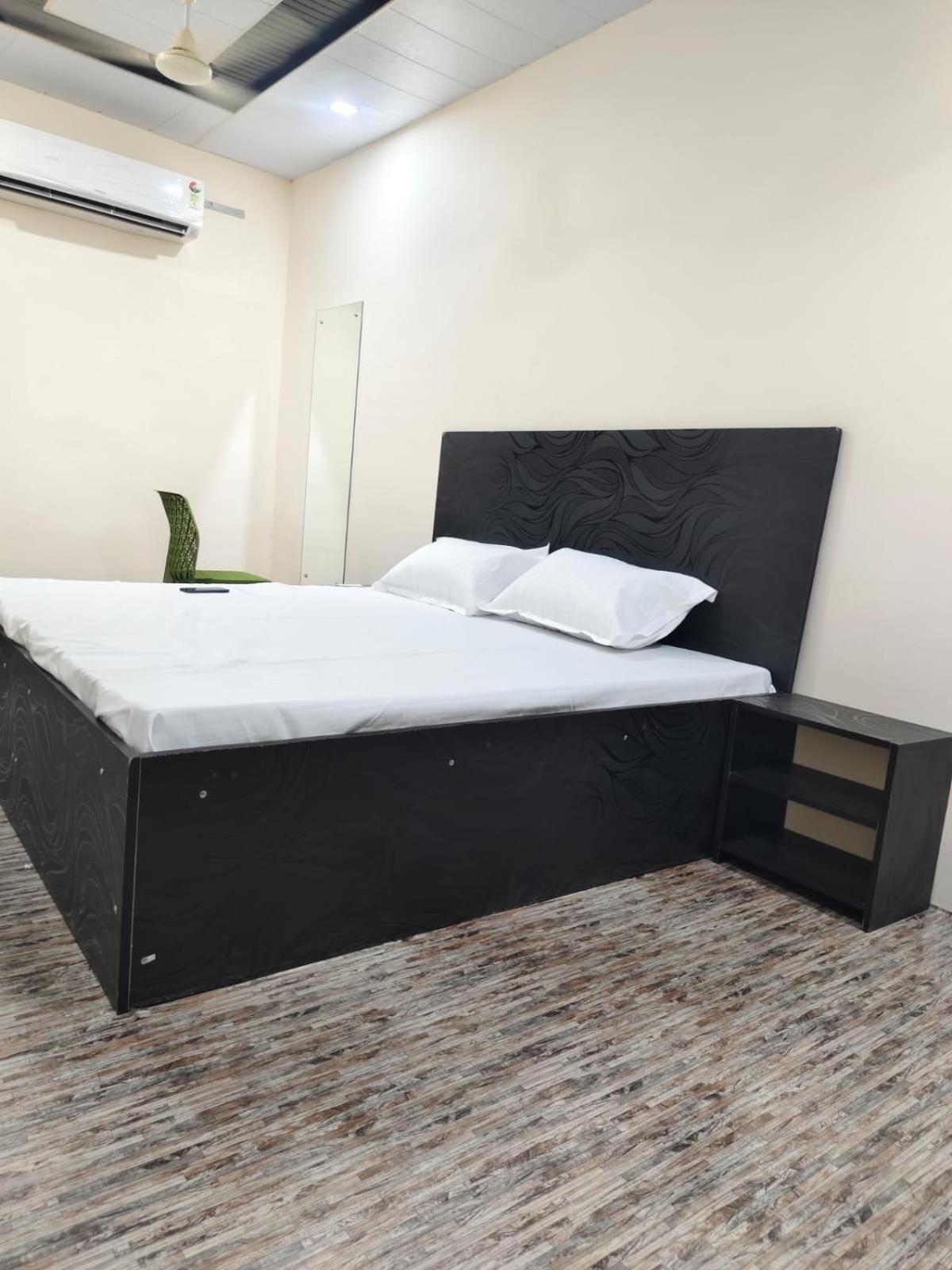 Hotel Crystal Dreams Mathura Extérieur photo